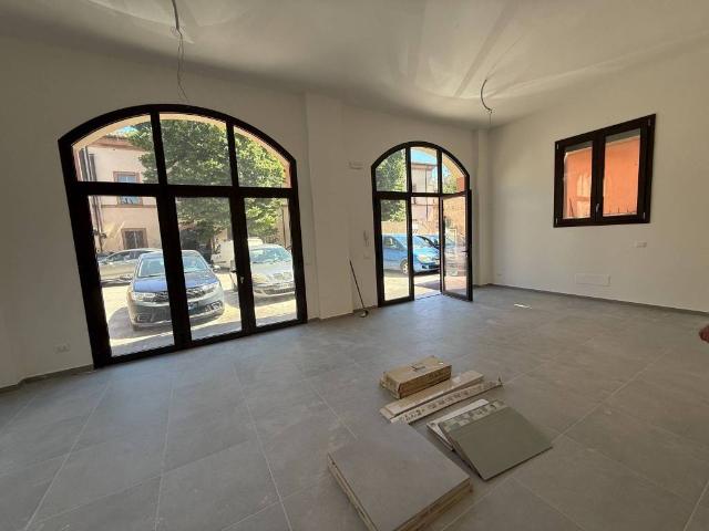 Locale Commerciale in affitto a Marche, Macerata