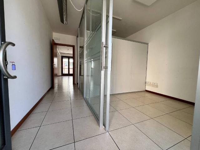 Locale Commerciale in affitto a Marche, Macerata
