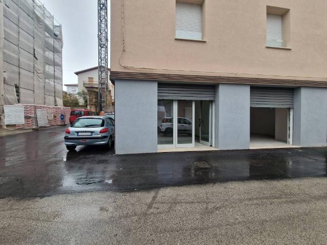 Locale Commerciale in affitto a Marche, Macerata