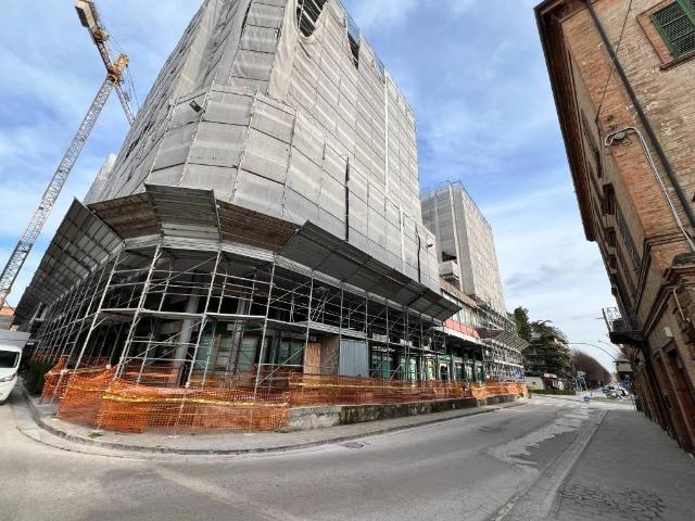 Locale Commerciale in affitto a Marche, Macerata