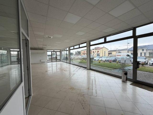 Locale Commerciale in affitto a Tombolo, Veneto
