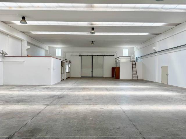 Locale Commerciale in affitto a Torbole Casaglia, Lombardia