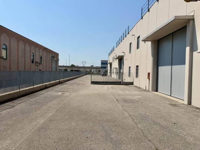 Locale Commerciale in affitto a Torbole Casaglia, Lombardia