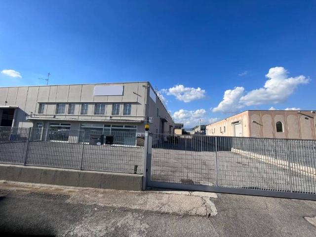 Locale Commerciale in affitto a Torbole Casaglia, Lombardia