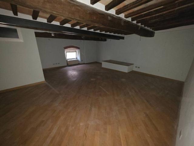 Locale Commerciale in affitto a Fornaci, Torgiano