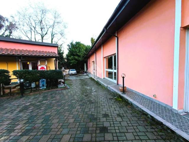 Locale Commerciale in affitto a Circoscrizione 5, Piemonte
