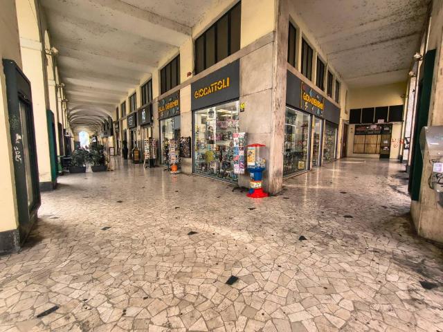 Locale Commerciale in affitto a Circoscrizione 1, Piemonte