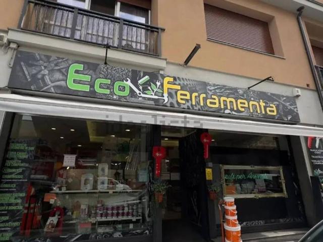Locale Commerciale in affitto a Circoscrizione 4, Piemonte