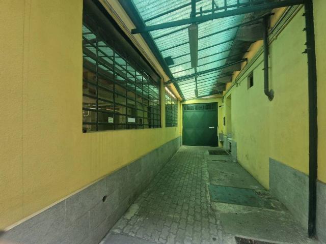 Locale Commerciale in affitto a Circoscrizione 1, Piemonte