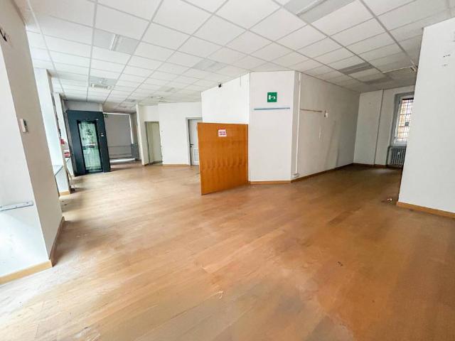 Locale Commerciale in affitto a Circoscrizione 4, Piemonte