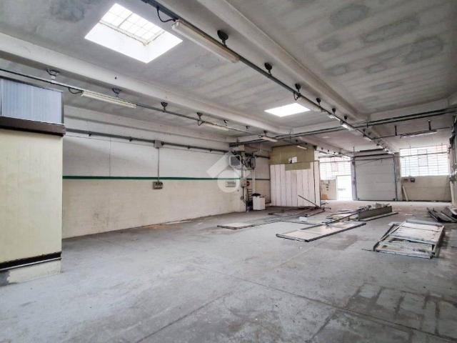 Locale Commerciale in affitto a Circoscrizione 2, Piemonte