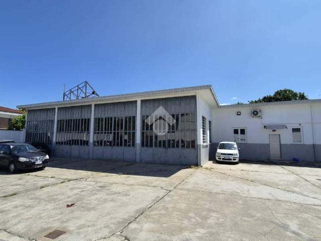 Locale Commerciale in affitto a Circoscrizione 2, Piemonte