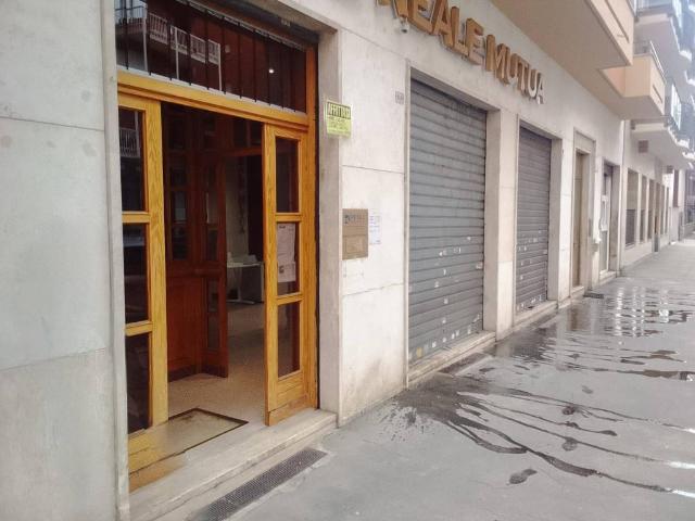 Locale Commerciale in affitto a Circoscrizione 2, Piemonte