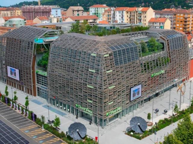 Locale Commerciale in affitto a Circoscrizione 8, Piemonte