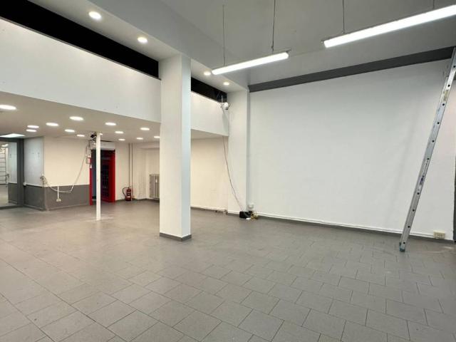 Locale Commerciale in affitto a Circoscrizione 4, Piemonte