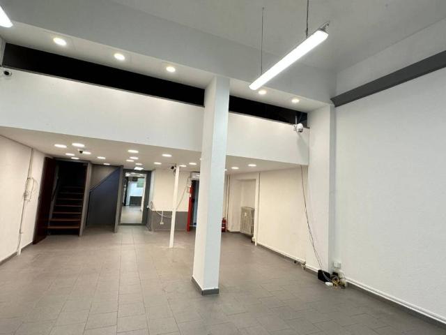 Locale Commerciale in affitto a Circoscrizione 4, Piemonte