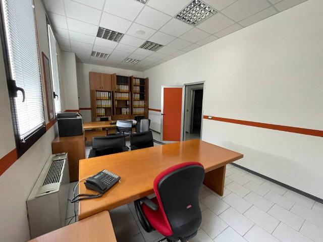 Locale Commerciale in affitto a Circoscrizione 2, Piemonte