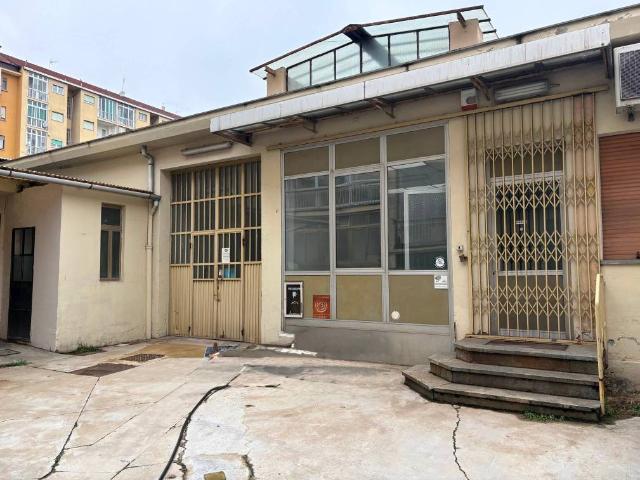 Locale Commerciale in affitto a Circoscrizione 8, Piemonte