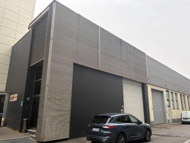 Locale Commerciale in affitto a Circoscrizione 2, Piemonte