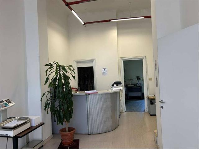 Locale Commerciale in affitto a Circoscrizione 3, Piemonte