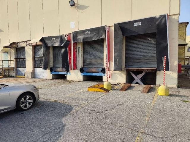 Locale Commerciale in affitto a Circoscrizione 6, Piemonte