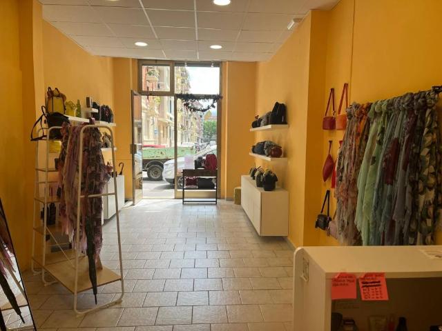 Locale Commerciale in affitto a Circoscrizione 4, Piemonte