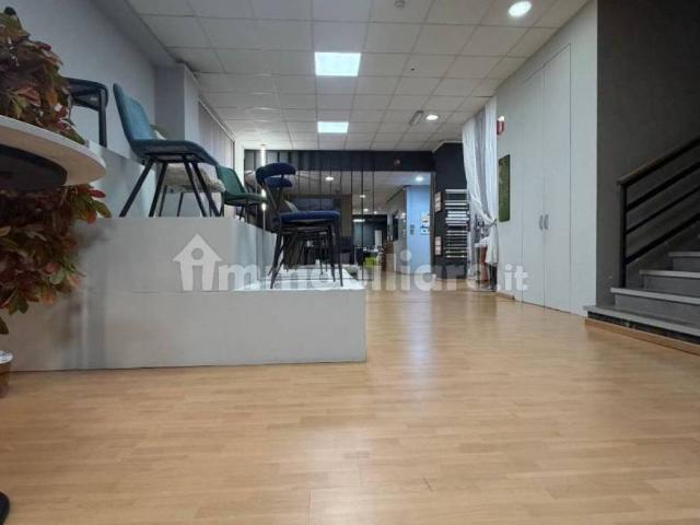 Locale Commerciale in affitto a Circoscrizione 8, Piemonte