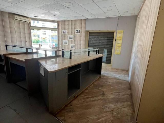 Locale Commerciale in affitto a Cavoretto, Piemonte