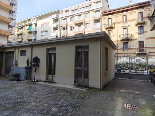 Locale Commerciale in affitto a Circoscrizione 2, Piemonte