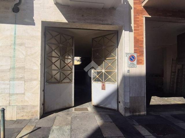 Locale Commerciale in affitto a Circoscrizione 6, Piemonte