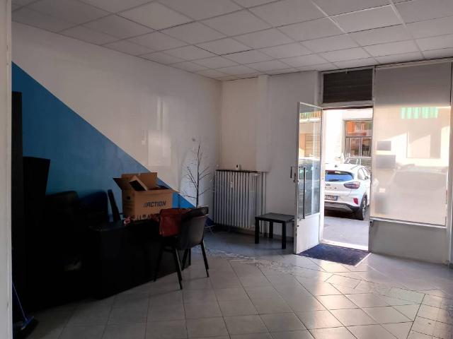 Locale Commerciale in affitto a Circoscrizione 5, Piemonte