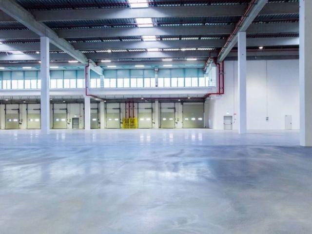 Locale Commerciale in affitto a Circoscrizione 6, Piemonte