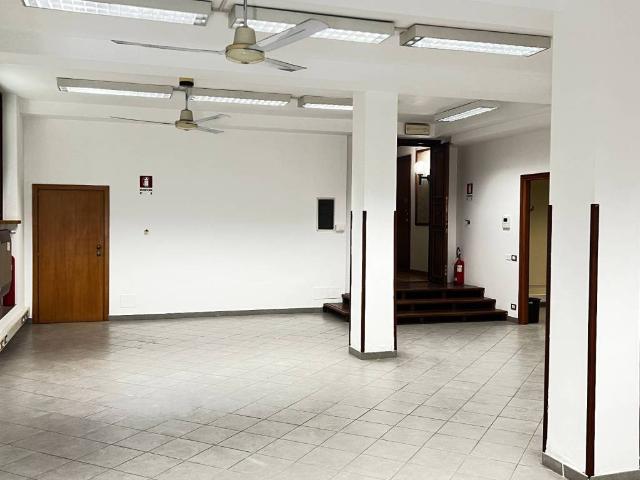 Locale Commerciale in affitto a Circoscrizione 8, Piemonte