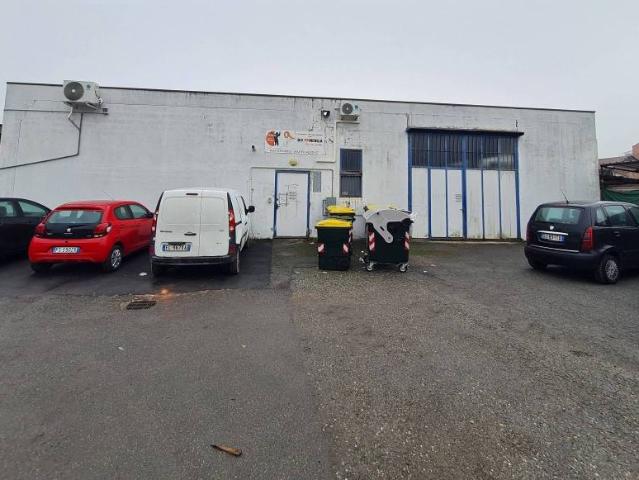 Locale Commerciale in affitto a Circoscrizione 6, Piemonte