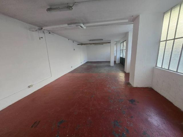 Locale Commerciale in affitto a Circoscrizione 8, Piemonte