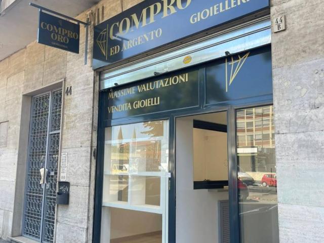 Locale Commerciale in affitto a Circoscrizione 3, Piemonte