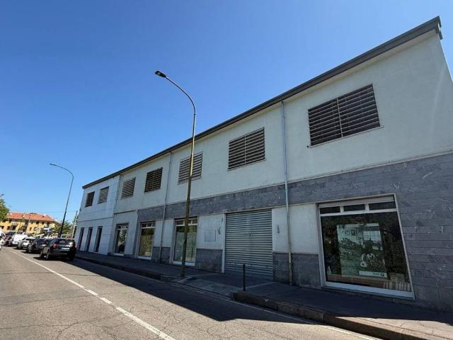 Locale Commerciale in affitto a Circoscrizione 6, Piemonte