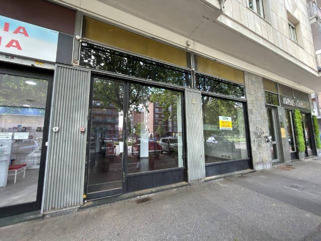 Locale Commerciale in affitto a Circoscrizione 8, Piemonte