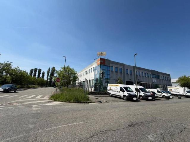Locale Commerciale in affitto a Circoscrizione 5, Piemonte