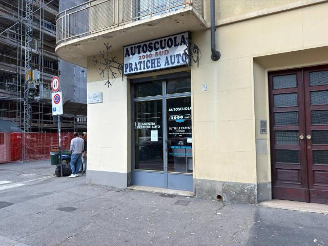 Locale Commerciale in affitto a Circoscrizione 8, Piemonte