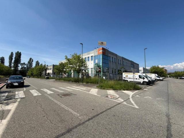 Locale Commerciale in affitto a Circoscrizione 5, Piemonte