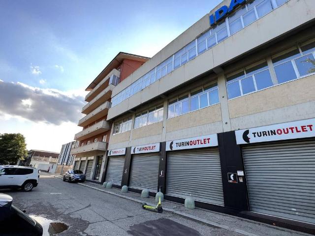 Locale Commerciale in affitto a Circoscrizione 7, Piemonte