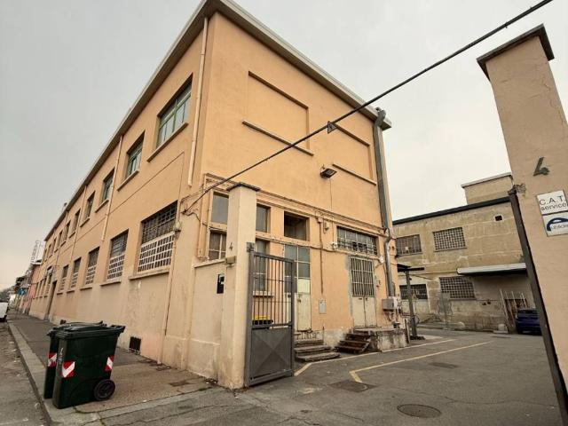Locale Commerciale in affitto a Circoscrizione 2, Piemonte