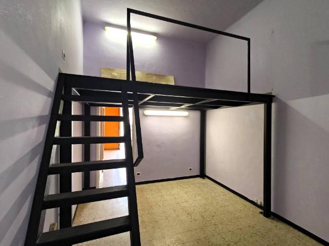 Locale Commerciale in affitto a Circoscrizione 3, Piemonte