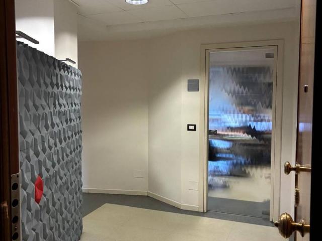 Locale Commerciale in affitto a Circoscrizione 8, Piemonte