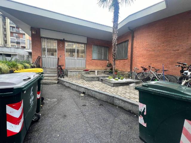 Locale Commerciale in affitto a Circoscrizione 8, Piemonte