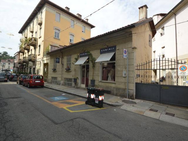 Locale Commerciale in affitto a Circoscrizione 8, Piemonte