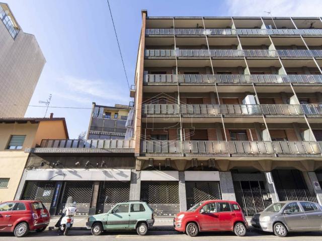 Locale Commerciale in affitto a Circoscrizione 5, Piemonte