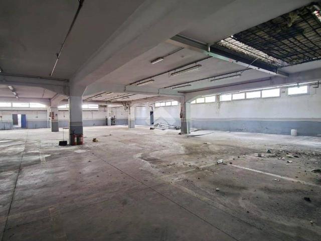 Locale Commerciale in affitto a Circoscrizione 2, Piemonte