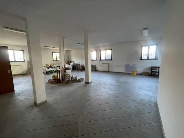 Locale Commerciale in affitto a Bertolla, Piemonte